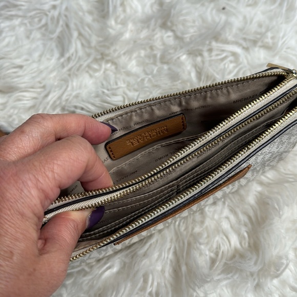 MICHAEL KORS BEDFORD DOUBLE ZIP POCKET MEDIUM WRISTLET - Picture 10 of 10